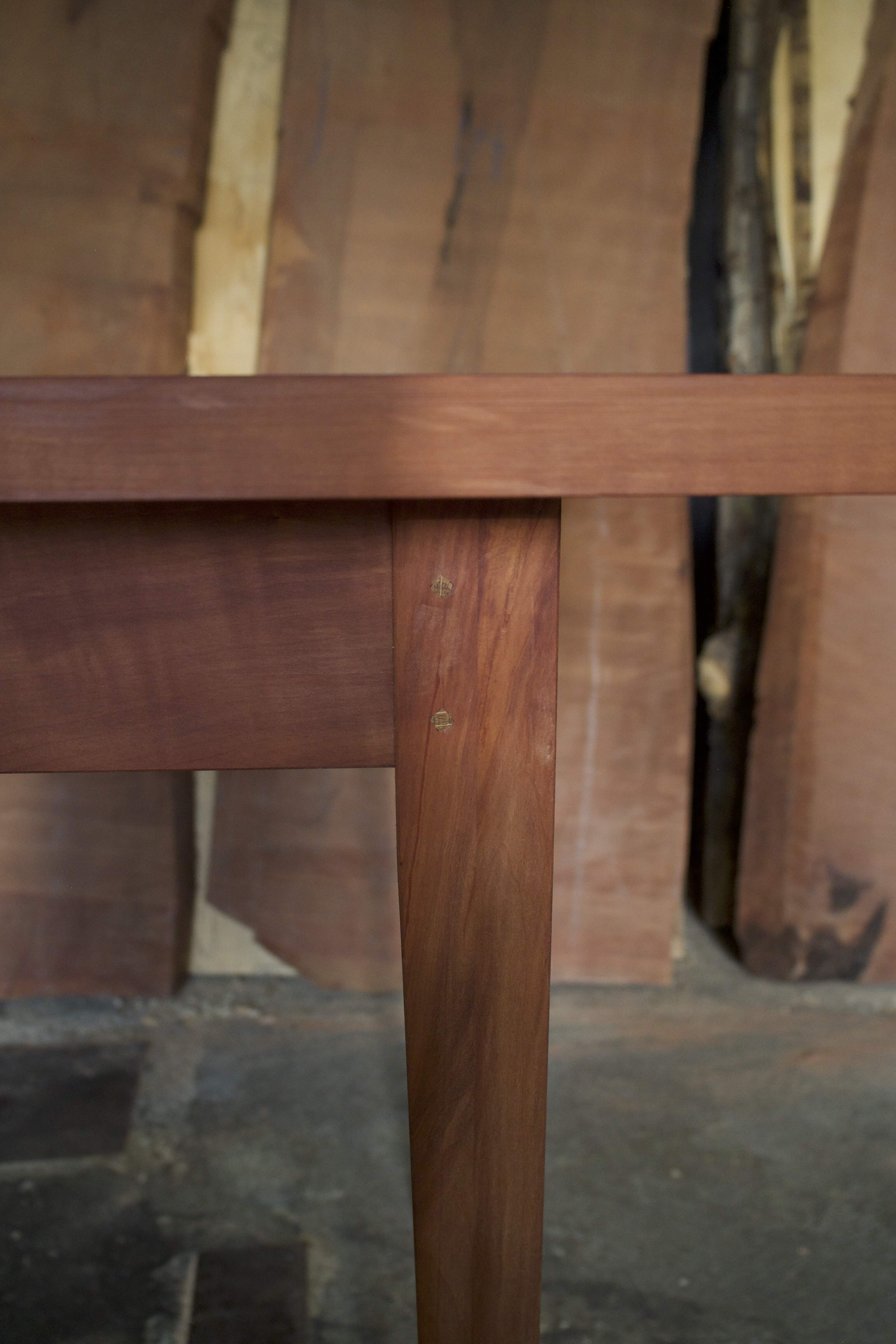 Die Holzverwebung von Tischfuss und Zarge ist mit Holznägeln gesichert