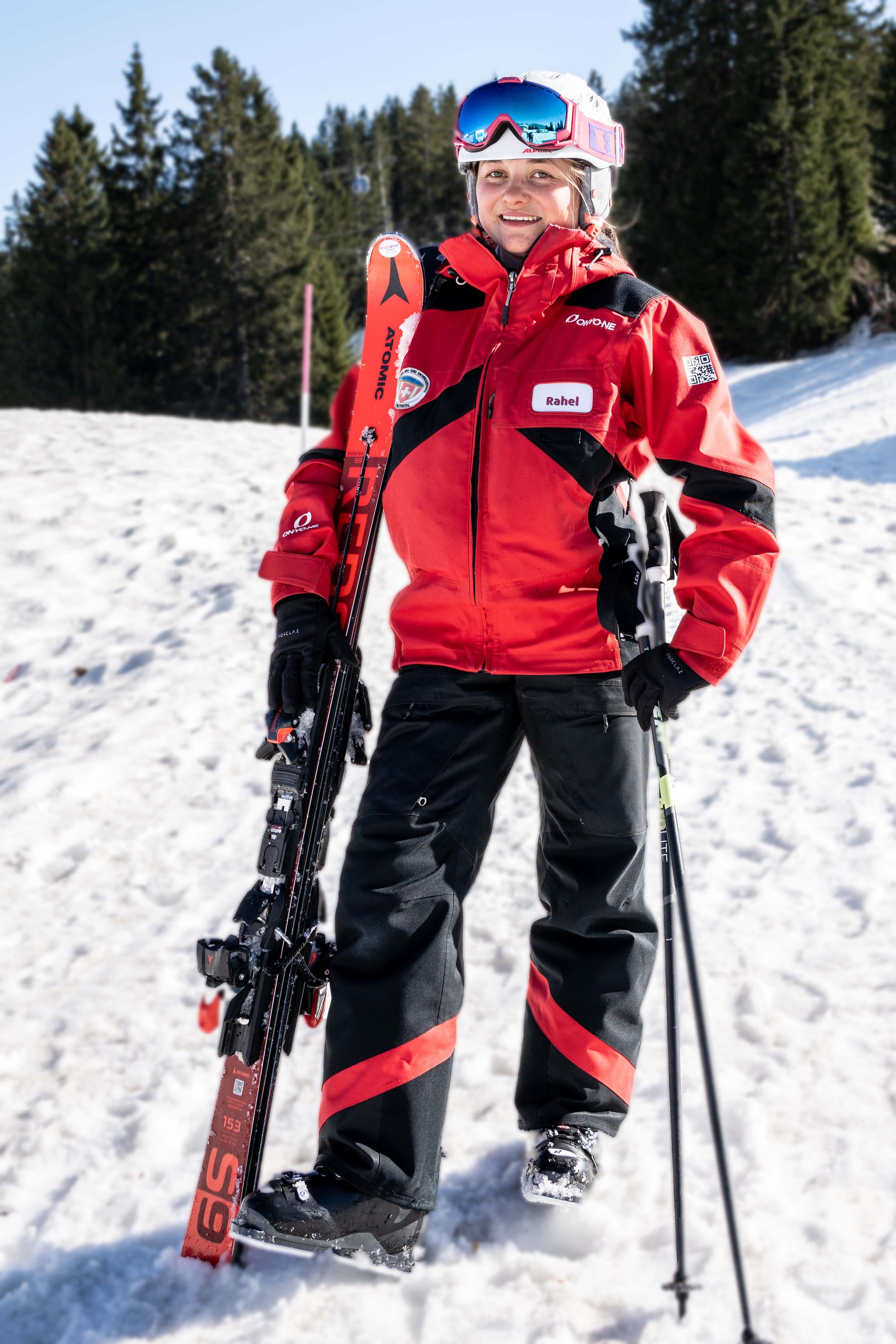 Mädchen beim Skifahren. Skilehrerin