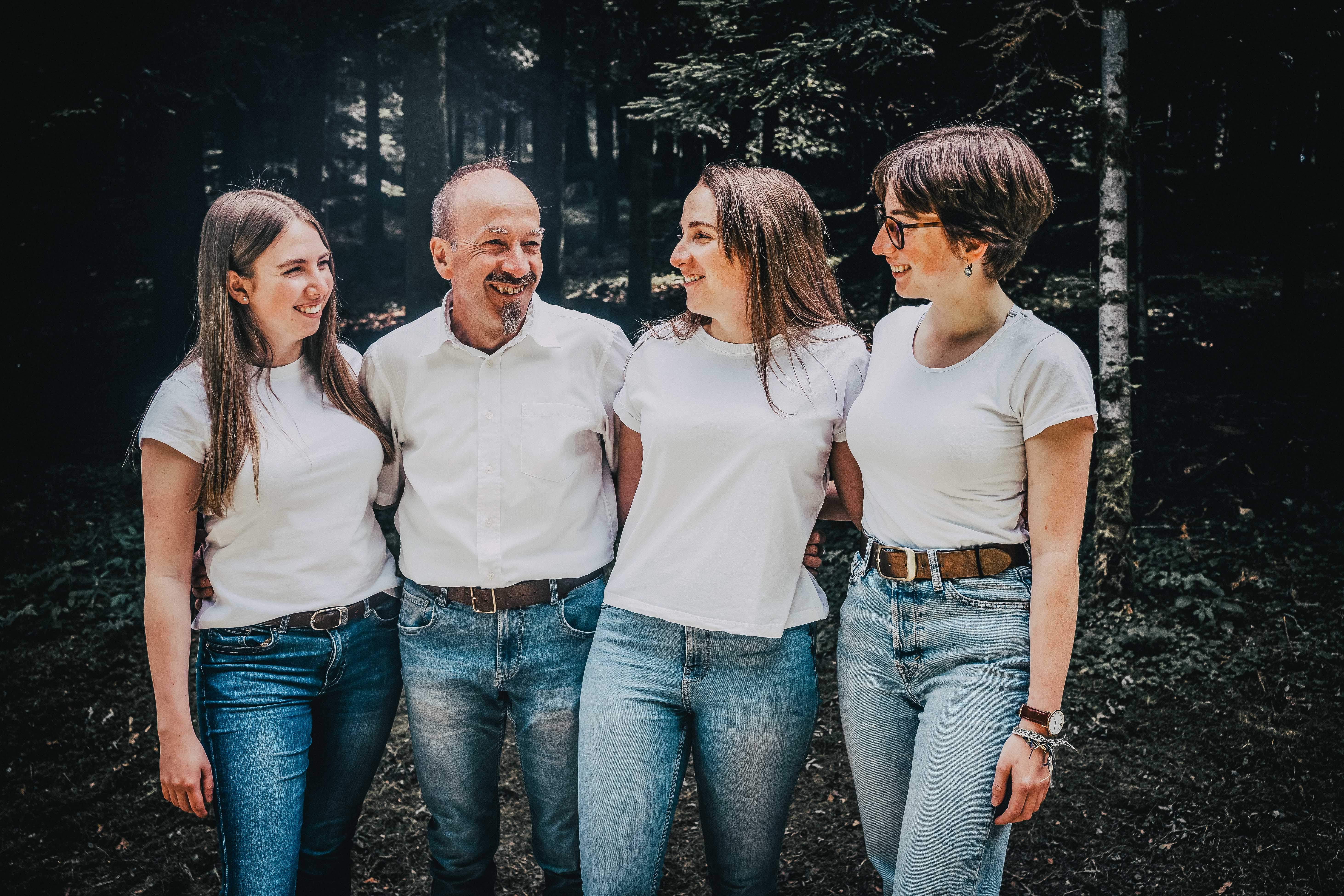 Drei Töchter und Ihr Vater und Sie schauen sich an