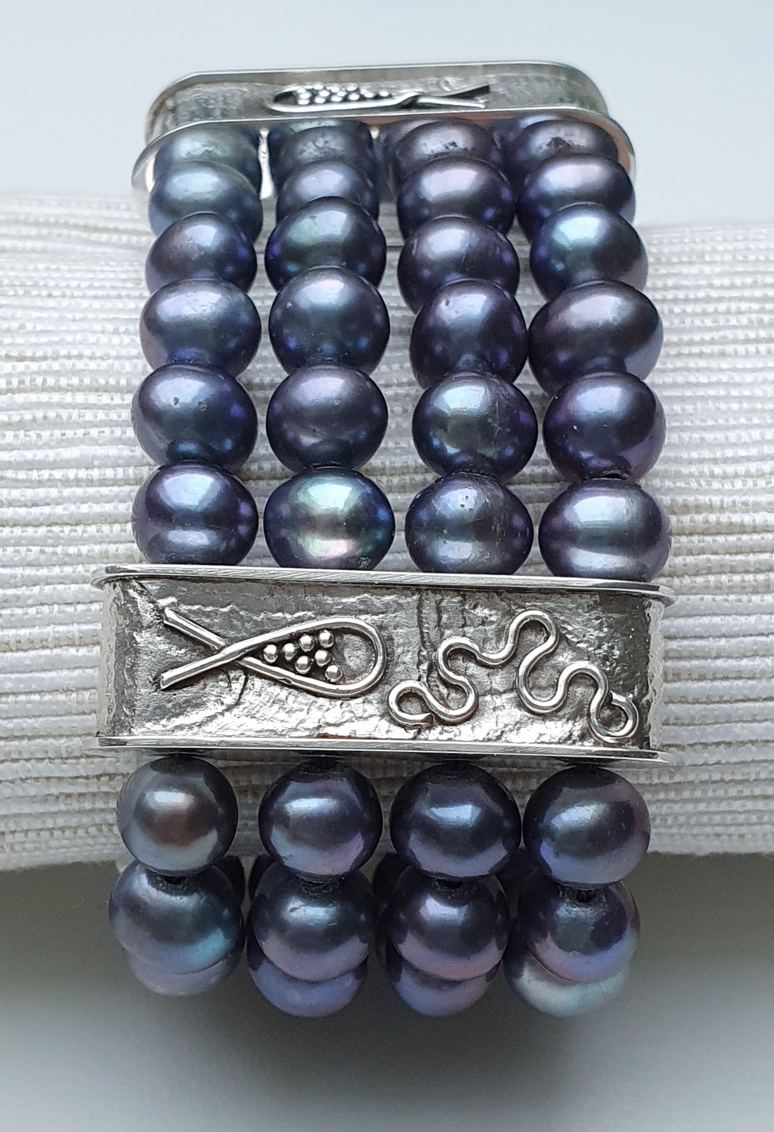 elastisch 4reihig mit SW-Perlen, Zwischenteile (Silber 925) flache Stäbe mit Fisch-Deco granuliert
