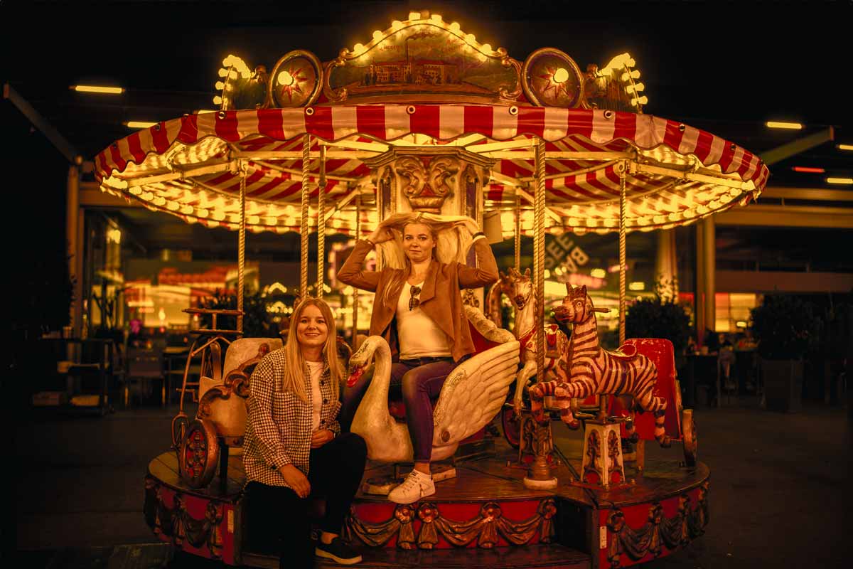 zwei ladies auf dem karusell
