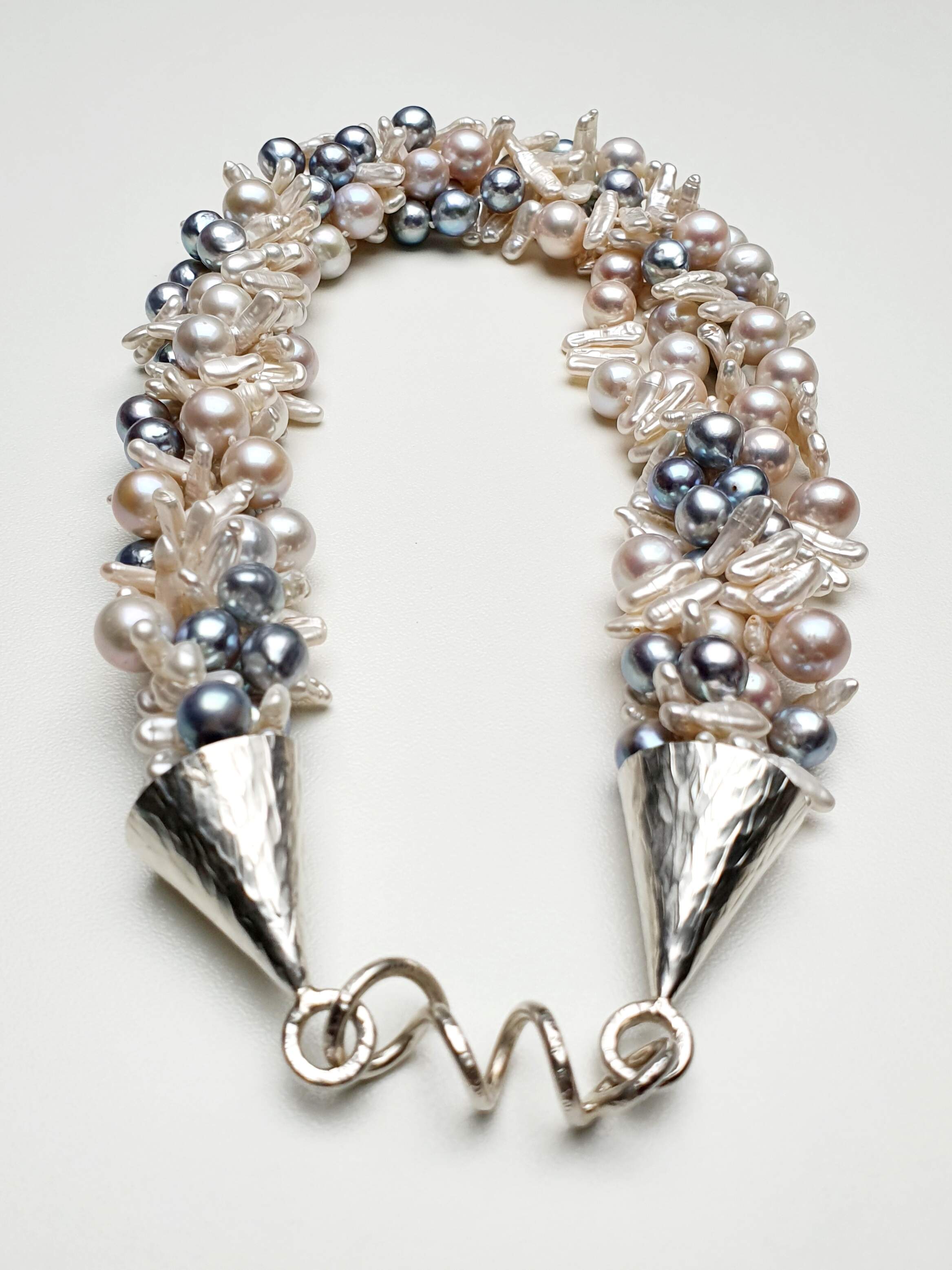 Akoya-Perlen grau und weisse runde und kleine Stäbchen Perlen
