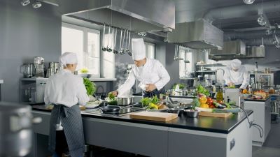 Chemiefreie Reinigung mit dem dem Medi Clean einer Restaurantküche