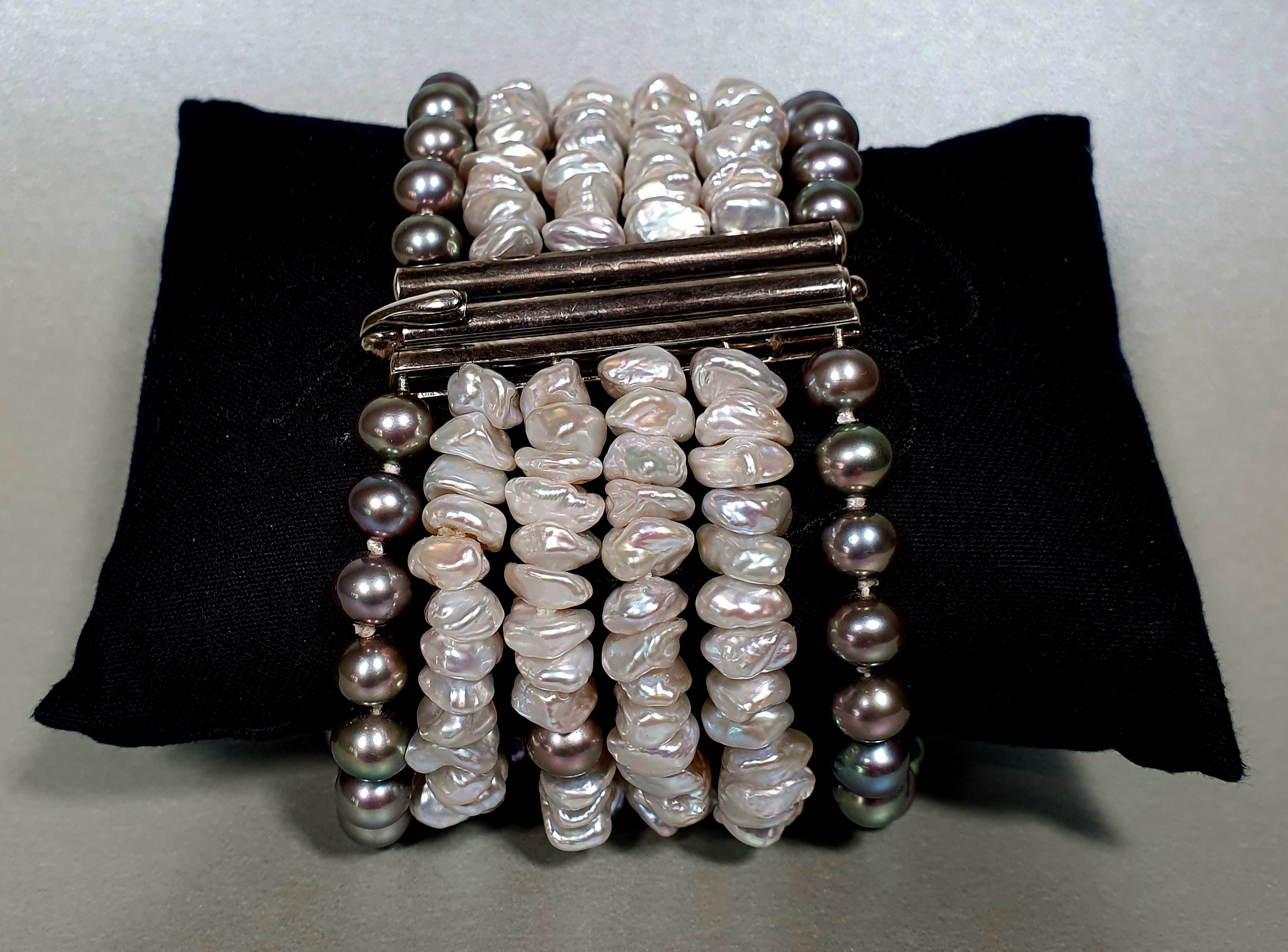 graue runde SW-Perlen aussen, weisse Rosinen-Perlen innen, Stabschliesse (Silber 925)