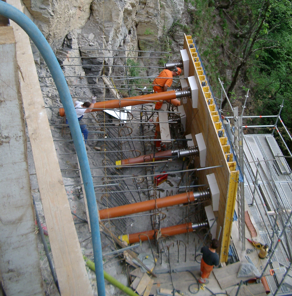 Bauleitung umfangreicher Felssicherungsarbeiten an der Axenstrasse