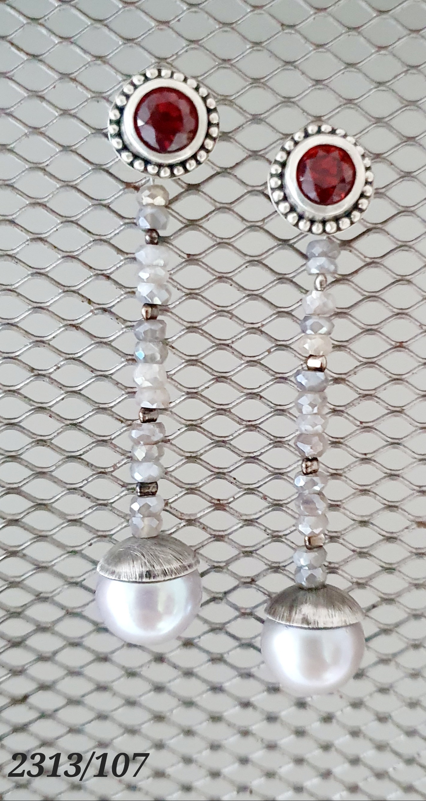 Stecker Granat in Silber gefasst und granuliert, Hänger mit grauen SW-Perlen und Mondstein
