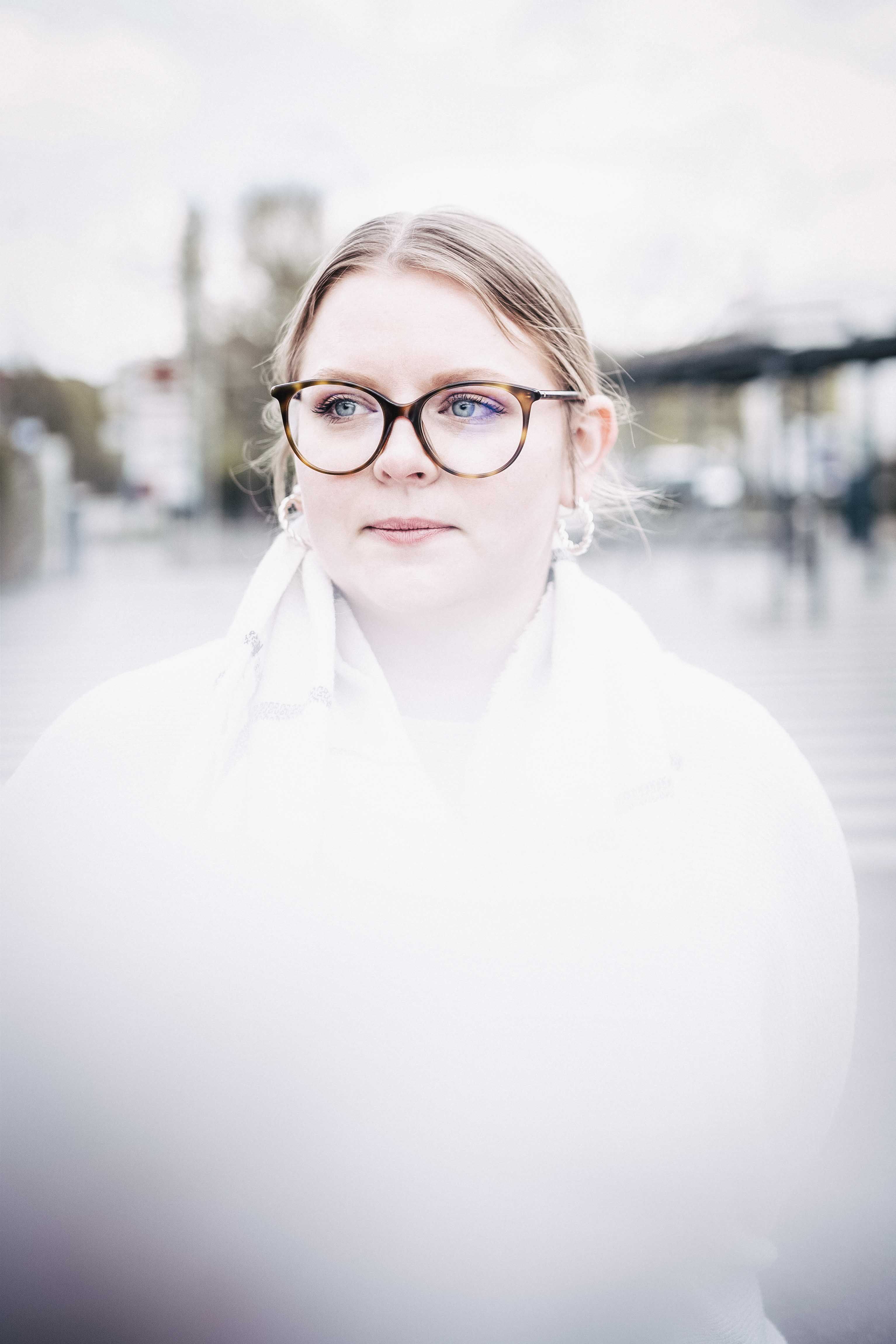 Bild bei schlechtem Wetter. Frau mit ernstem Blick