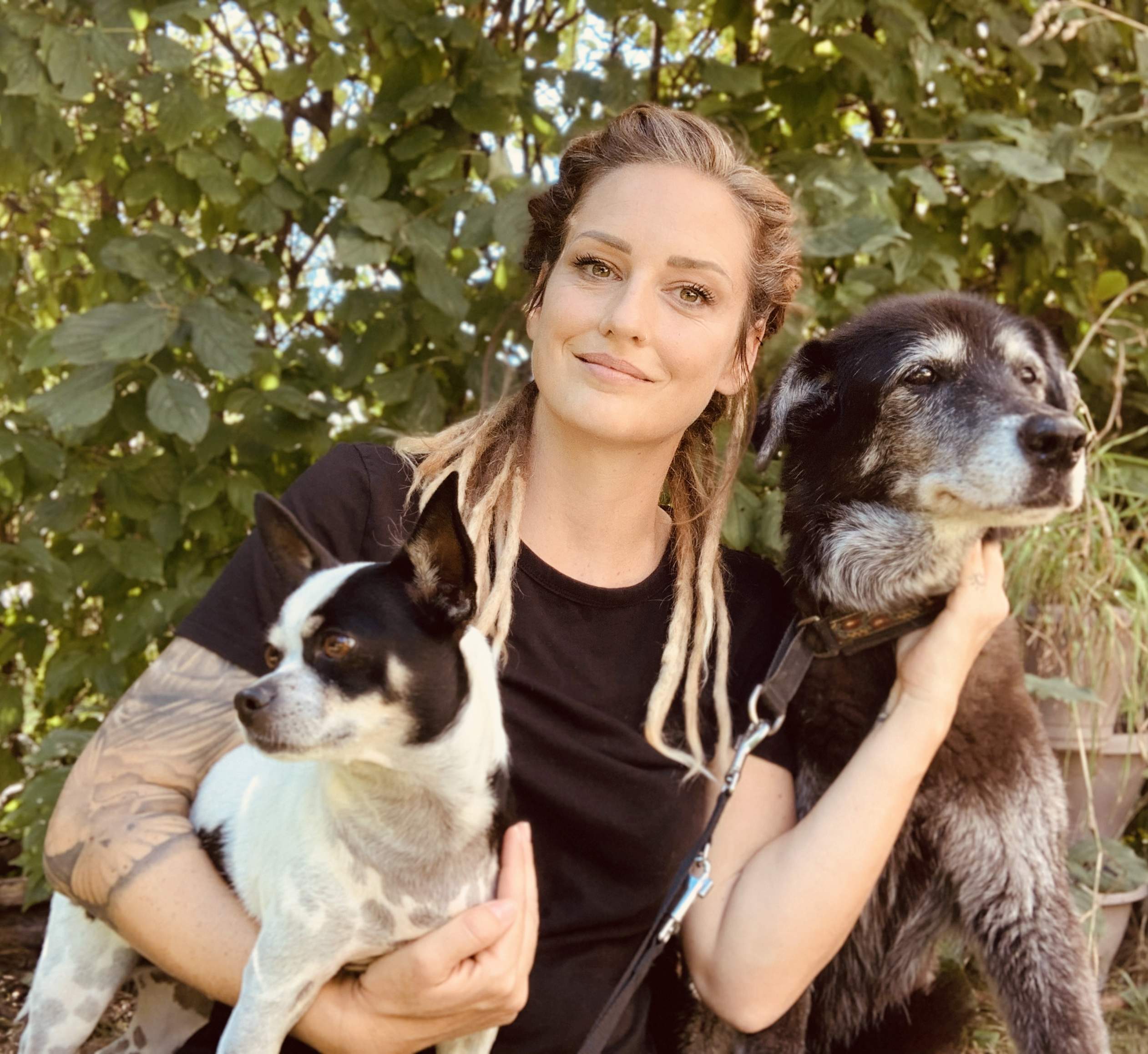 Daniela Hachen, Gründerin von everydaydog.ch, mit ihren Hunden Lucky und Jasta.