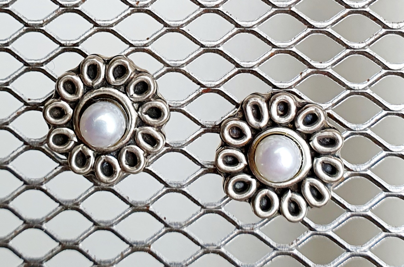 Silber 925 granuliert mit kleinen SW Perlen