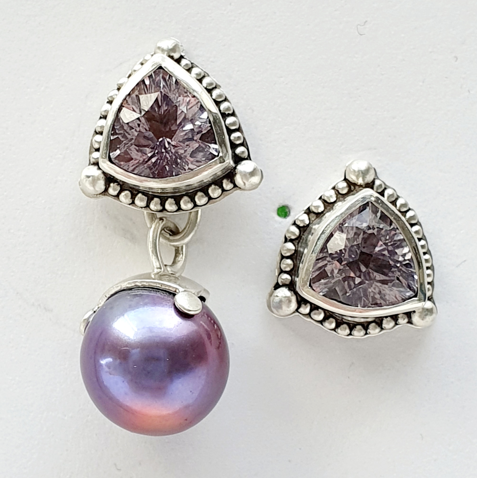 Amethyst violett dreieck in Silber 925 gefasst und granuliert, Perlenanhänger violett rund