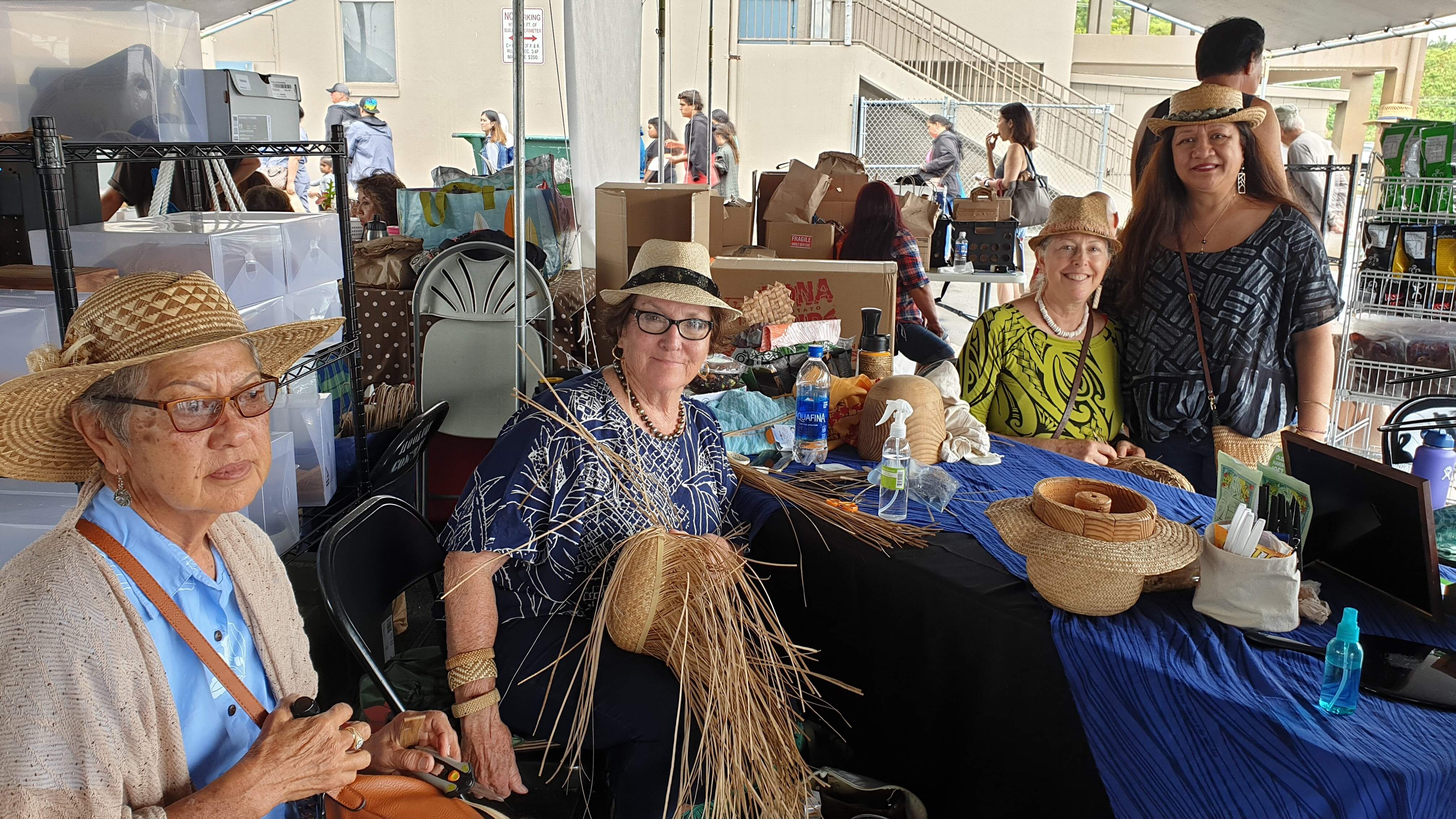 Die stolzen Hüte-Flechterinnen aus Hawaii zeigen ihre Kunst.