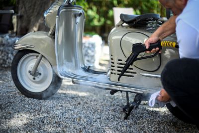 Schonende Reinigung einer Vespa mit dem Medi Clean