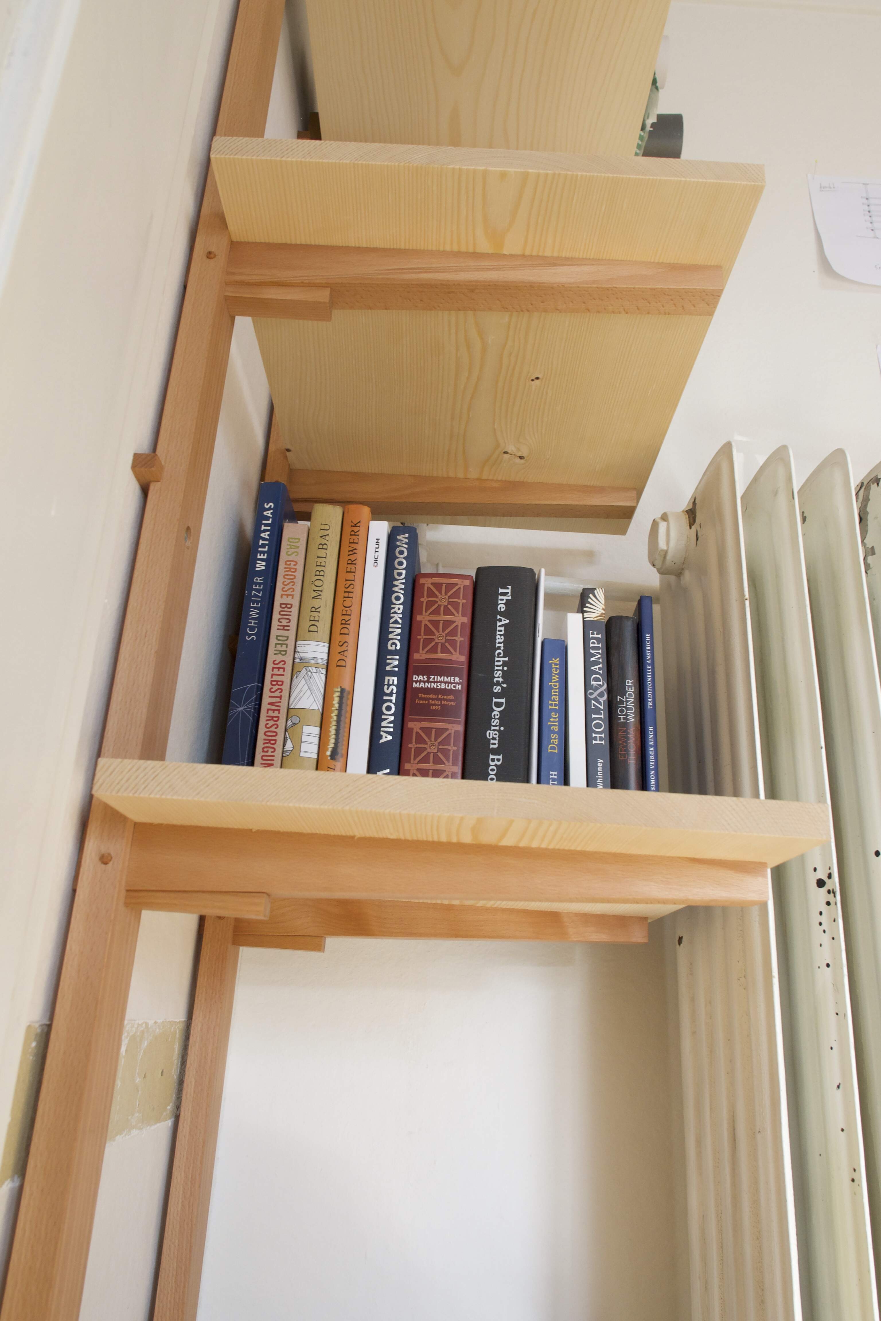 Die Hartholzkonstruktion aus Buche gibt dem Bücherregal die Statik