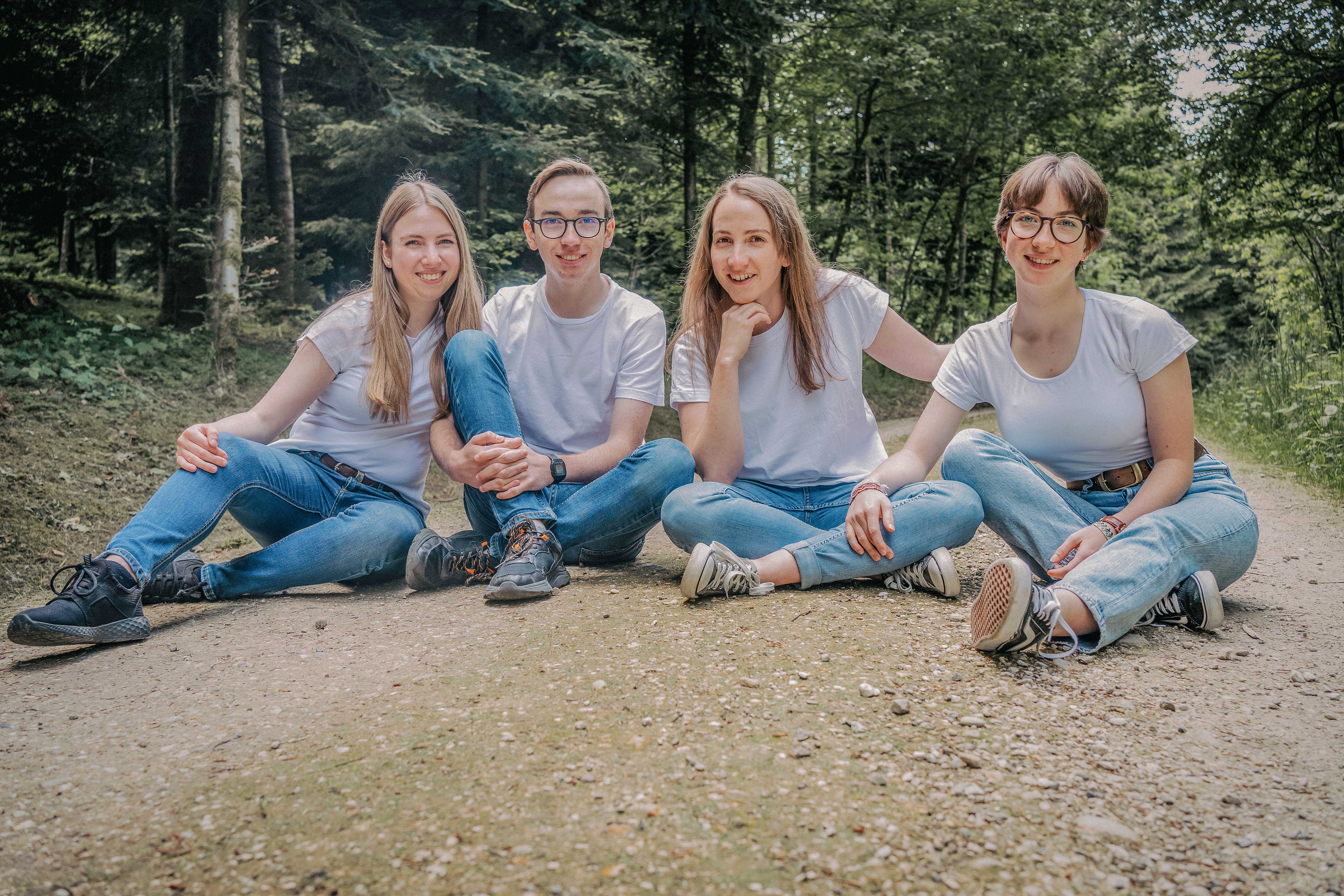 Geschwister Foto. Drei Frauen und ein Mann