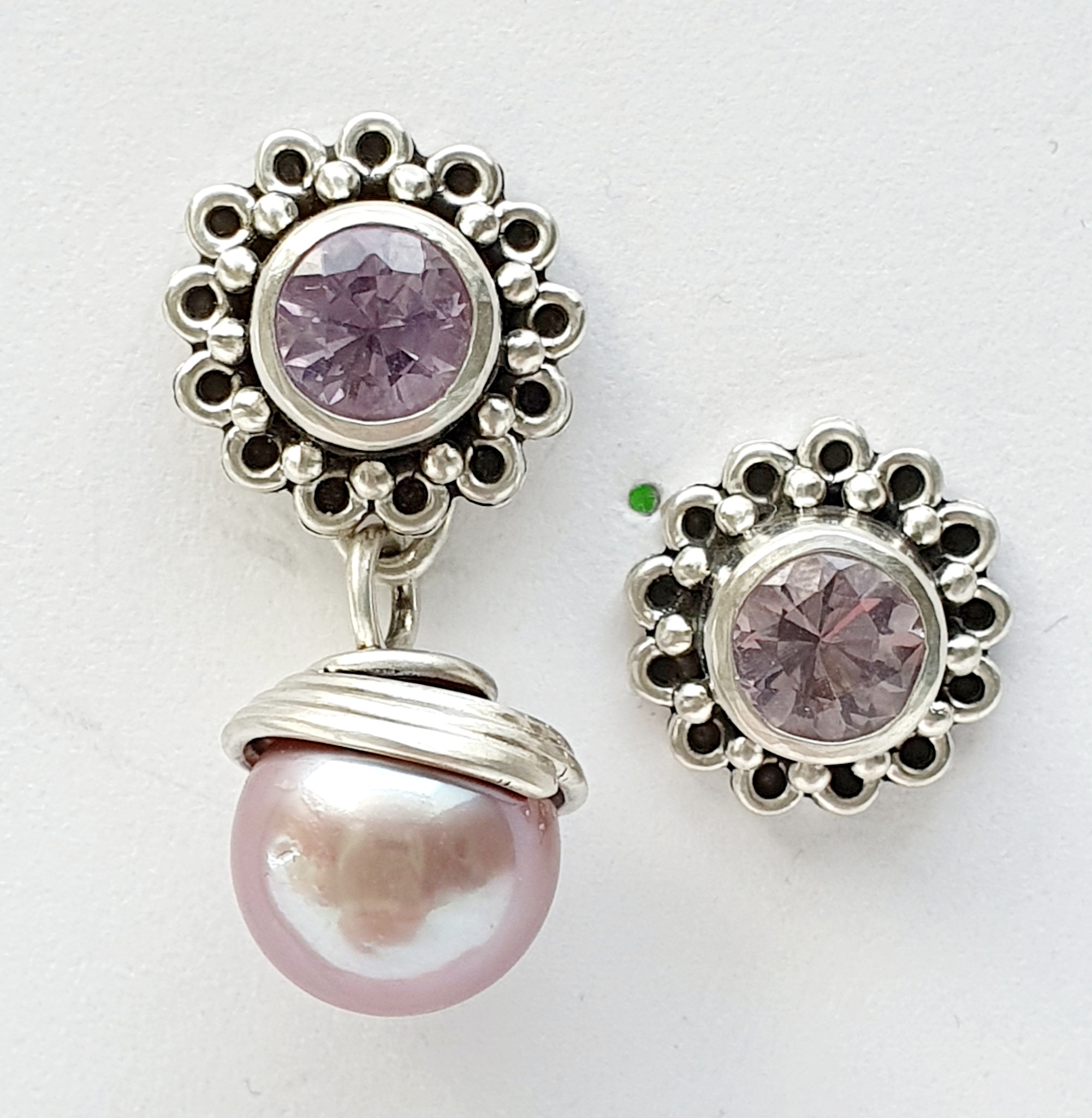 Amethyst violett in Silber gefasst und granuliert, Perlenanhänger Lavendel mit Drahthut