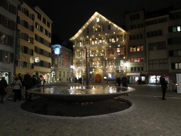 Vorbei am imposanten Steinbrunnen auf dem Münsterplatz geht es zum ...